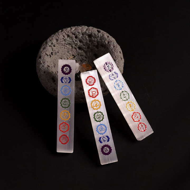 Bacchetta di cristallo di selenite Olivenorma con incisioni colorate sui chakra. - image 2