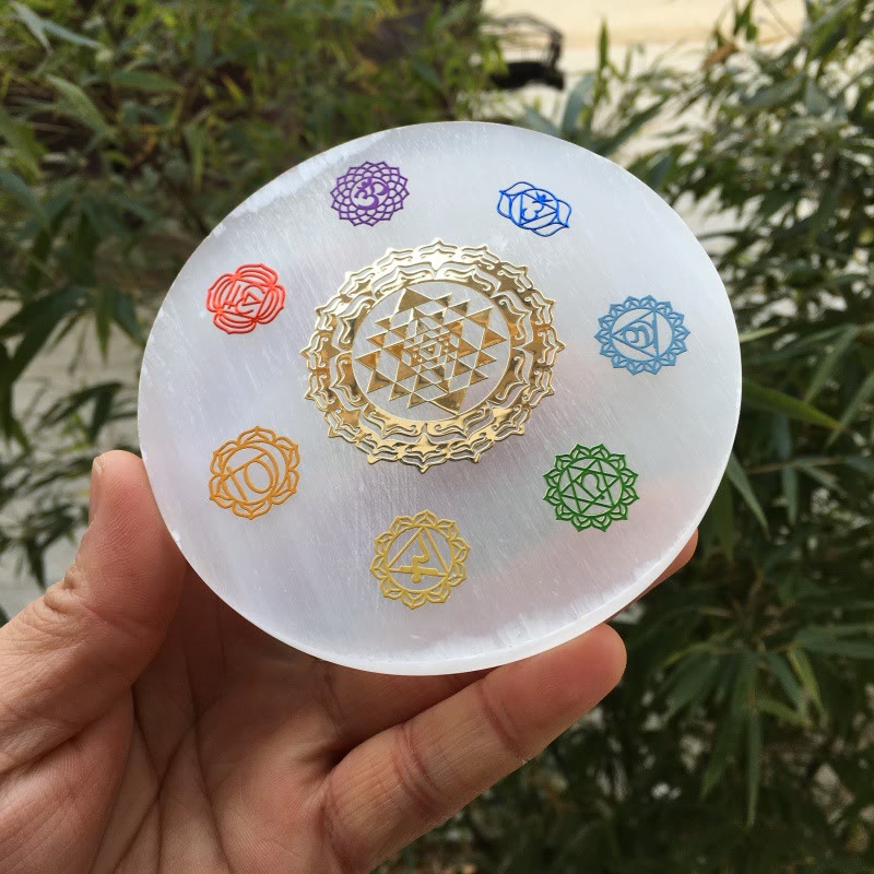 Piastra di ricarica in selenite incisa con i simboli dei 7 chakra Olivenorma - 7 simboli dei chakra Sri Yantra - 10*10 cm / 3,94*3,94 pollici - image 2