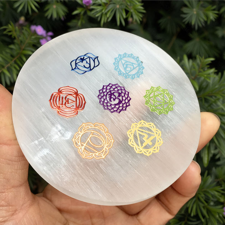Piastra di ricarica in selenite incisa con i simboli dei 7 chakra Olivenorma - 7 simboli dei chakra - 8*8 cm / 3,15*3,15 pollici - image 3