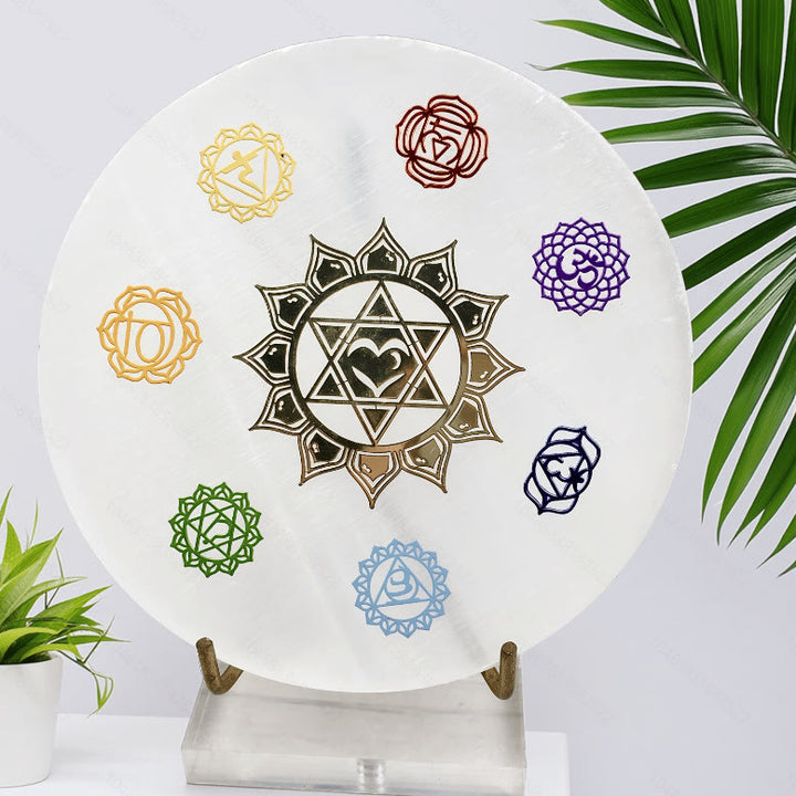 Piastra di ricarica in selenite incisa con i simboli dei 7 chakra Olivenorma - image 1