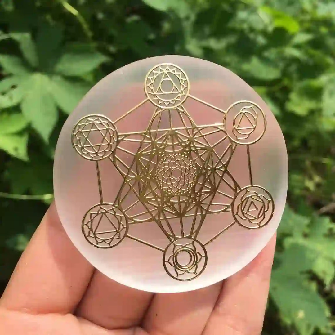 Piastra di ricarica in selenite incisa con cubo Metatron Olivenorma a 7 chakra - image 2