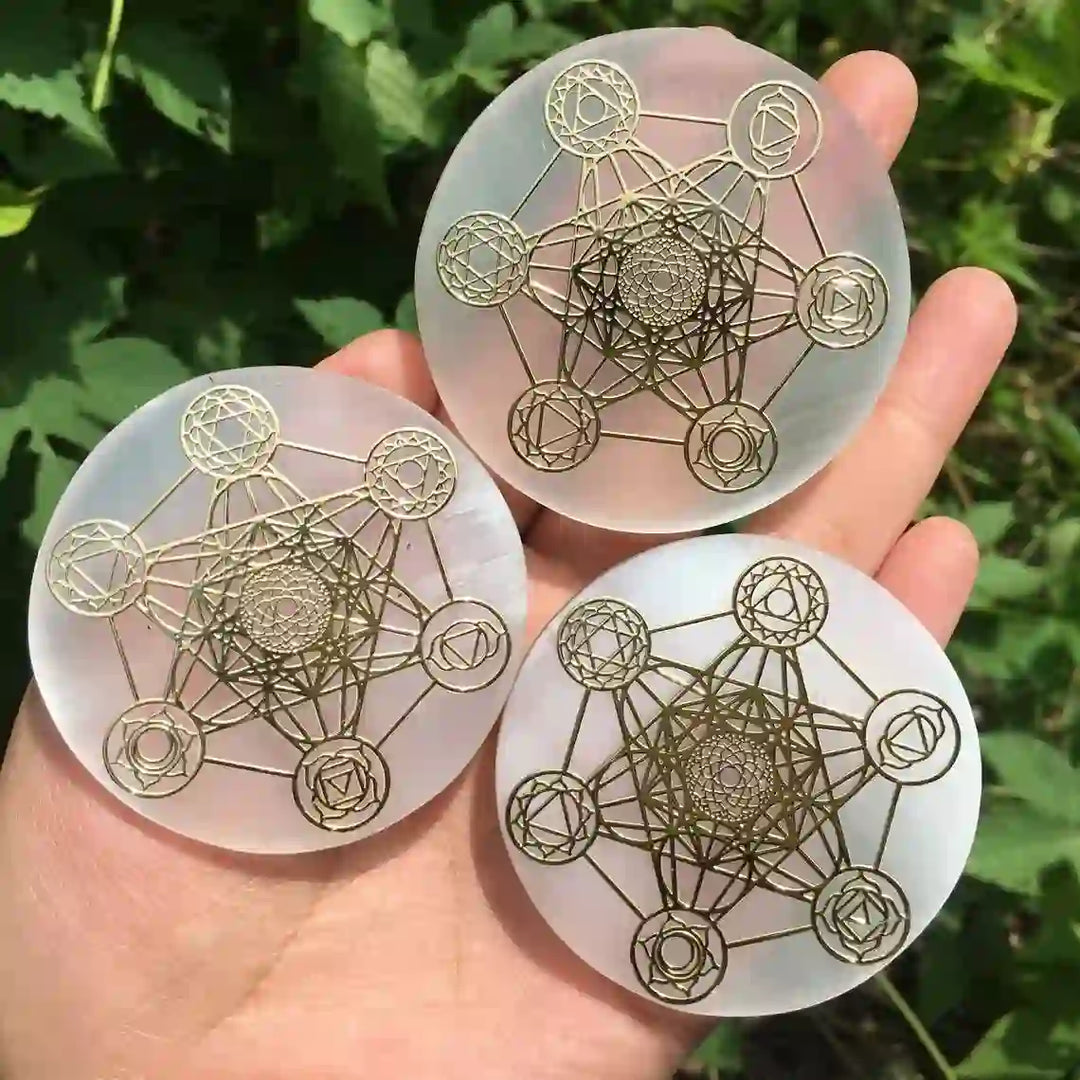 Piastra di ricarica in selenite incisa con cubo Metatron Olivenorma a 7 chakra - image 4