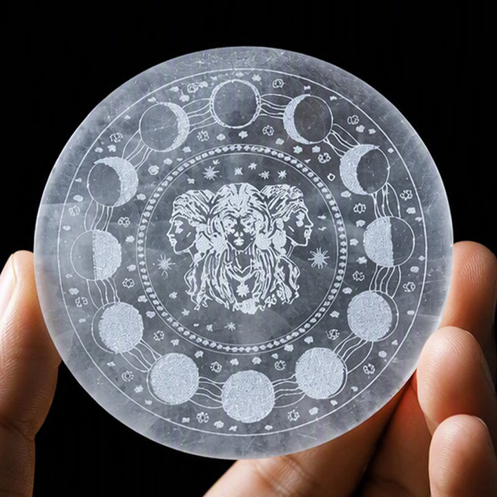 Piastra di ricarica in selenite incisa con la Dea della Tripla Luna Olivenorma - image 4