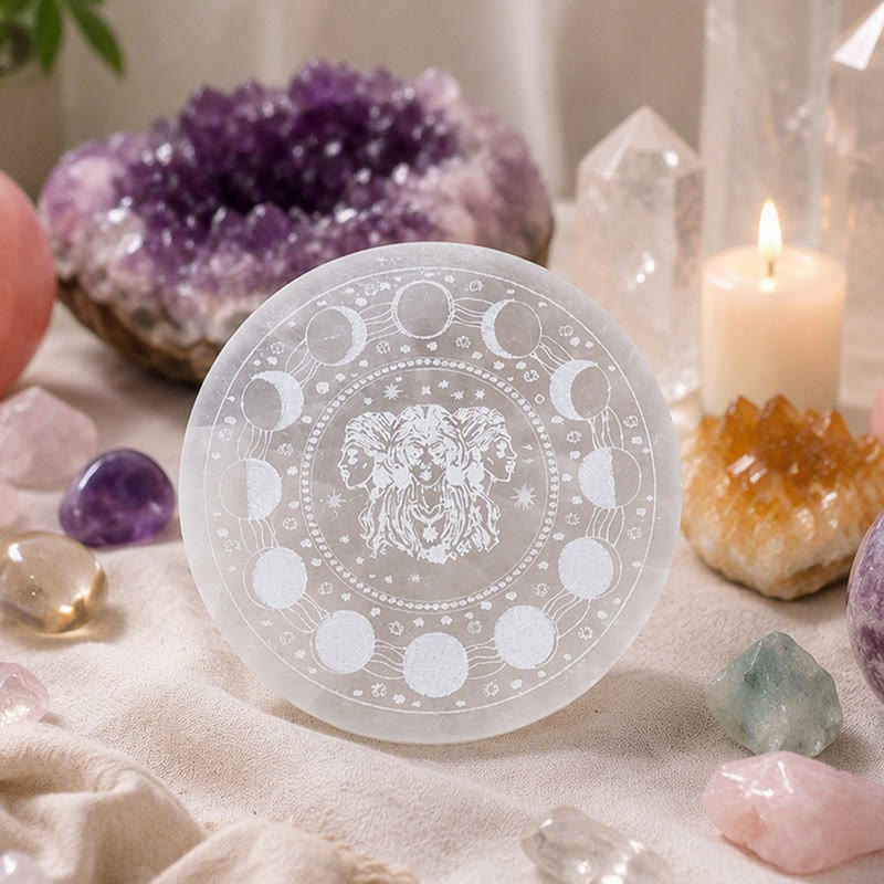 Piastra di ricarica in selenite incisa con la Dea della Tripla Luna Olivenorma - Dea della Tripla Luna - image 0