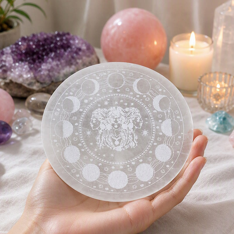 Piastra di ricarica in selenite incisa con la Dea della Tripla Luna Olivenorma - image 1