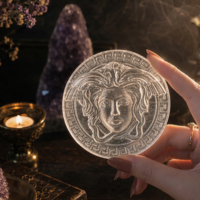 Piastra di ricarica in selenite incisa con testa di Medusa Olivenorma - image 4