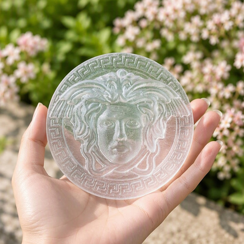 Piastra di ricarica in selenite incisa con testa di Medusa Olivenorma - image 3