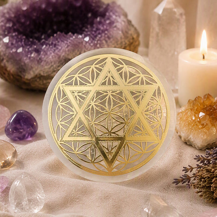 Piastra di ricarica in selenite incisa con Fiore della Vita e Stella di David Olivenorma. - image 2