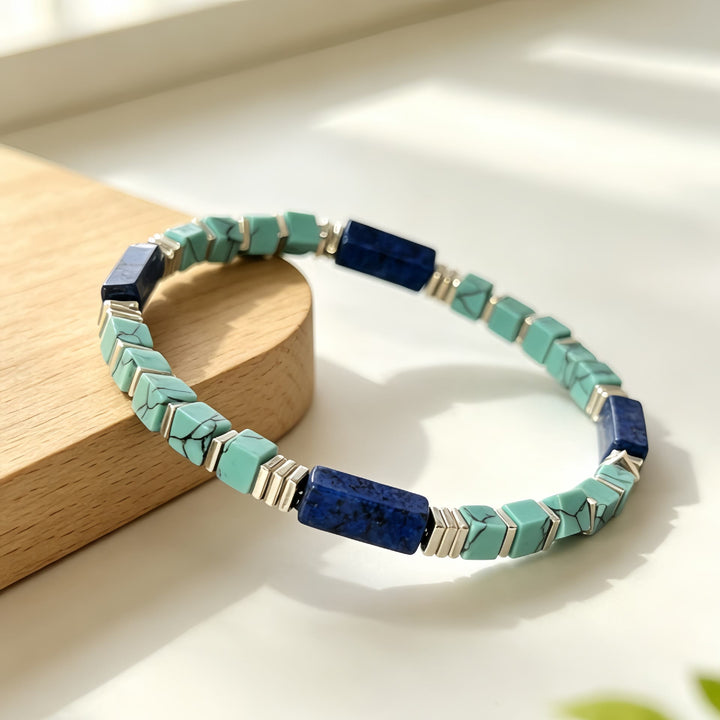 Bracciale Olivenorma con perline tubolari quadrate in turchese e lapislazzuli naturali e dalla texture particolare, per attirare ricchezza, abbondanza e prosperità. - image 3