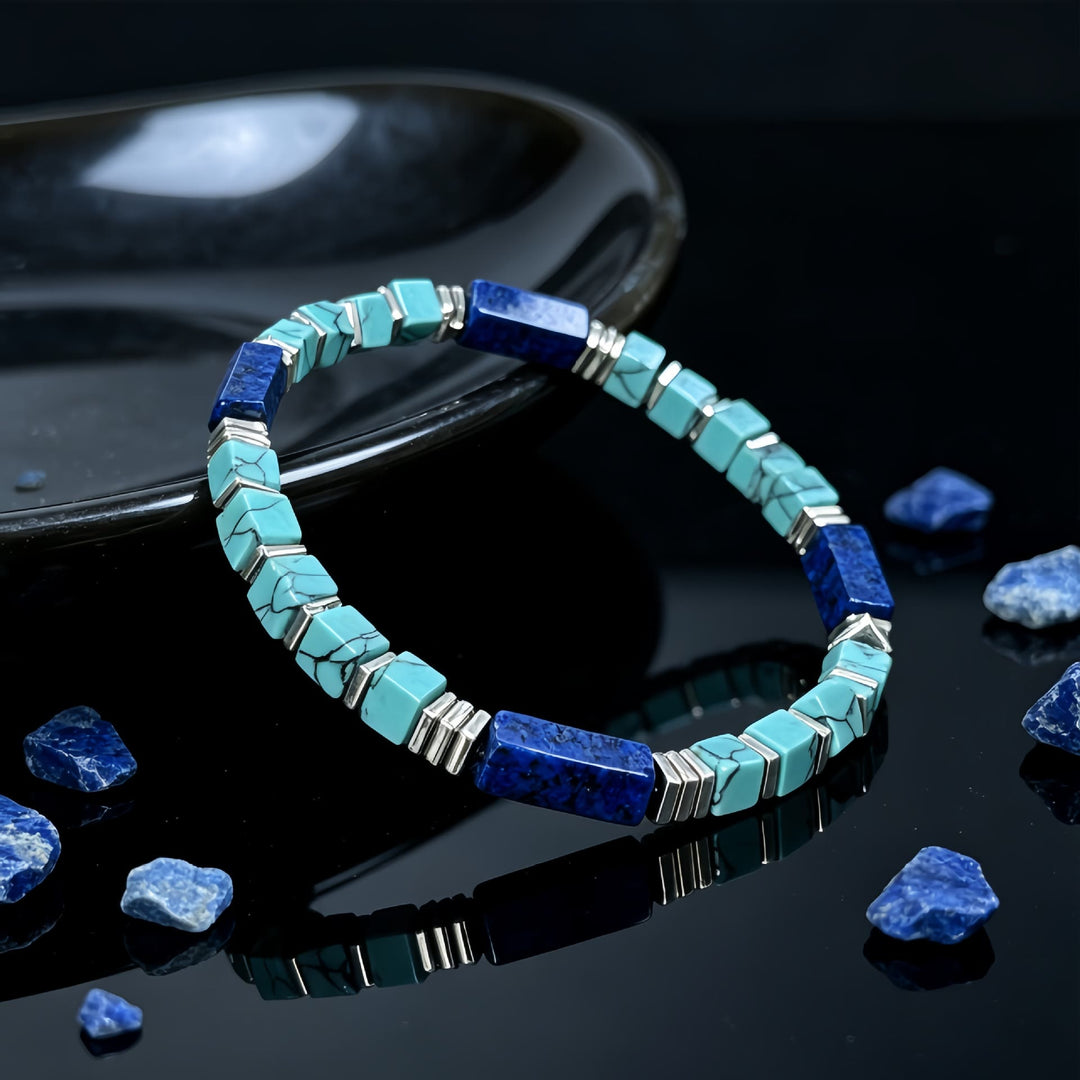 Bracciale Olivenorma con perline tubolari quadrate in turchese e lapislazzuli naturali e dalla texture particolare, per attirare ricchezza, abbondanza e prosperità. - image 4
