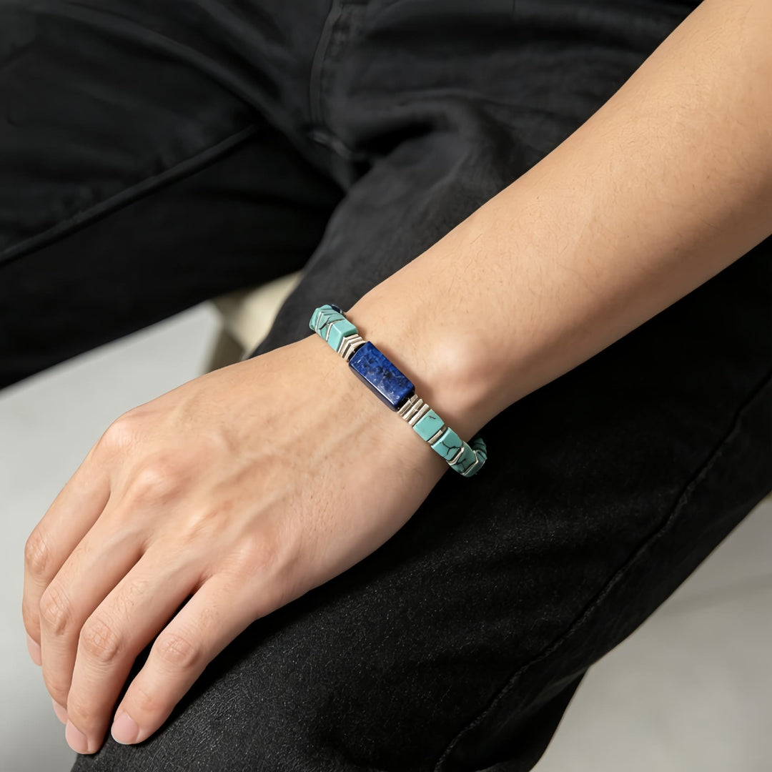 Bracciale Olivenorma con perline tubolari quadrate in turchese e lapislazzuli naturali e dalla texture particolare, per attirare ricchezza, abbondanza e prosperità. - image 2