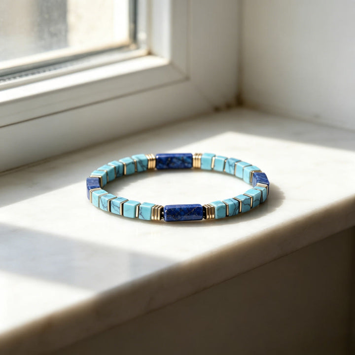 Bracciale Olivenorma con perline tubolari quadrate in turchese e lapislazzuli naturali e dalla texture particolare, per attirare ricchezza, abbondanza e prosperità. - image 7