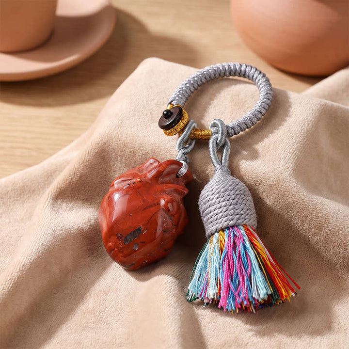 Portachiavi Olivenorma con nappa a forma di cuore anatomico in cristallo naturale, intrecciata a mano, simbolo di affetto e benedizione. - Diaspro rosso - image 9