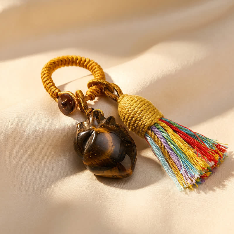 Portachiavi Olivenorma con nappa a forma di cuore anatomico in cristallo naturale, intrecciata a mano, simbolo di affetto e benedizione. - Occhio di tigre - image 11