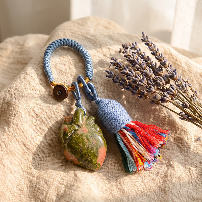 Portachiavi Olivenorma con nappa a forma di cuore anatomico in cristallo naturale, intrecciata a mano, simbolo di affetto e benedizione. - Unakite - image 13
