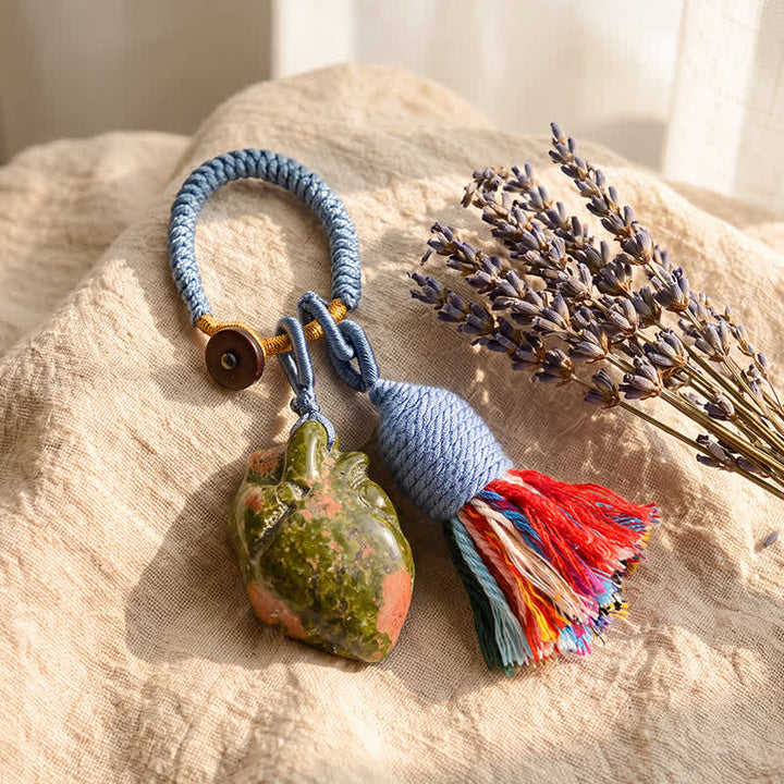Portachiavi Olivenorma con nappa a forma di cuore anatomico in cristallo naturale, intrecciata a mano, simbolo di affetto e benedizione. - Unakite - image 13