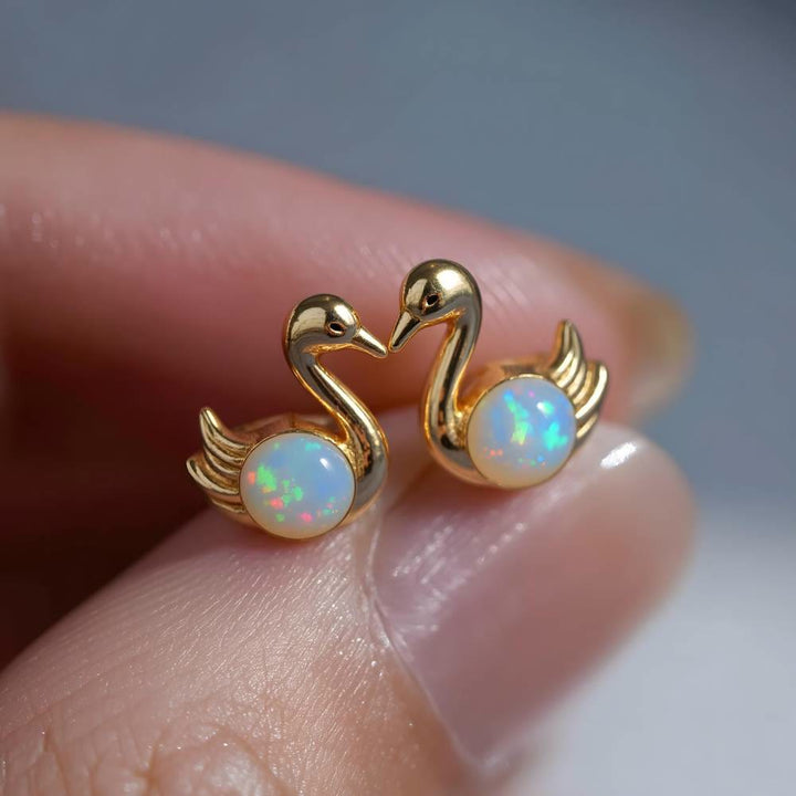Orecchini a perno Olivenorma Tiny Frog Penguin Swan White Fire Opal con motivo animale, regalo per amanti - image 16
