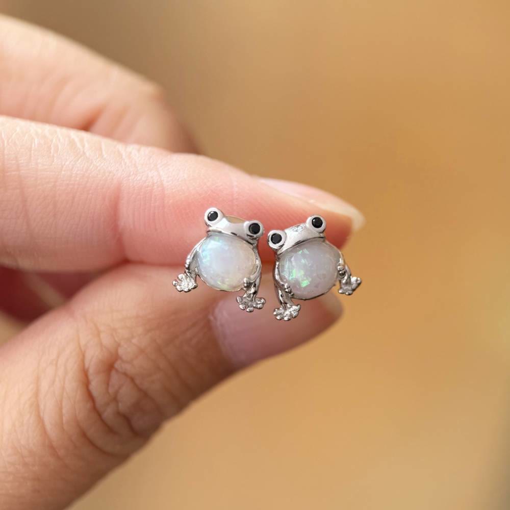 Orecchini a perno Olivenorma Tiny Frog Penguin Swan White Fire Opal con motivo animale, regalo per amanti - Rana - Argento - image 8