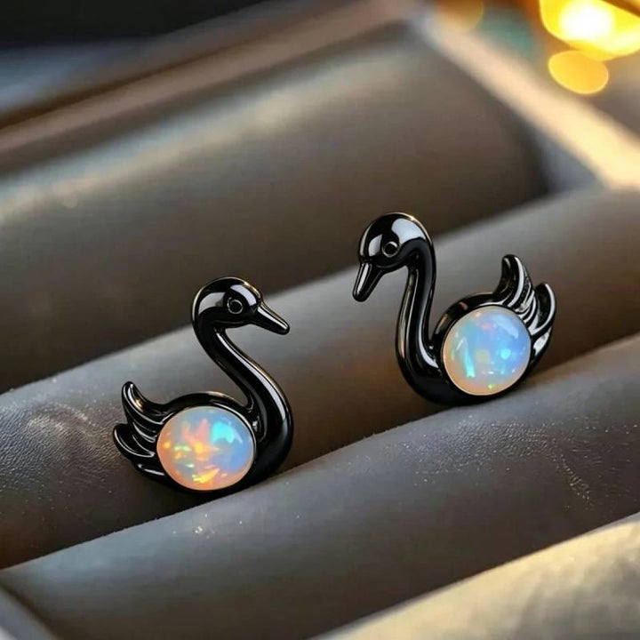 Orecchini a perno Olivenorma Tiny Frog Penguin Swan White Fire Opal con motivo animale, regalo per amanti - Cigno - Nero - image 21