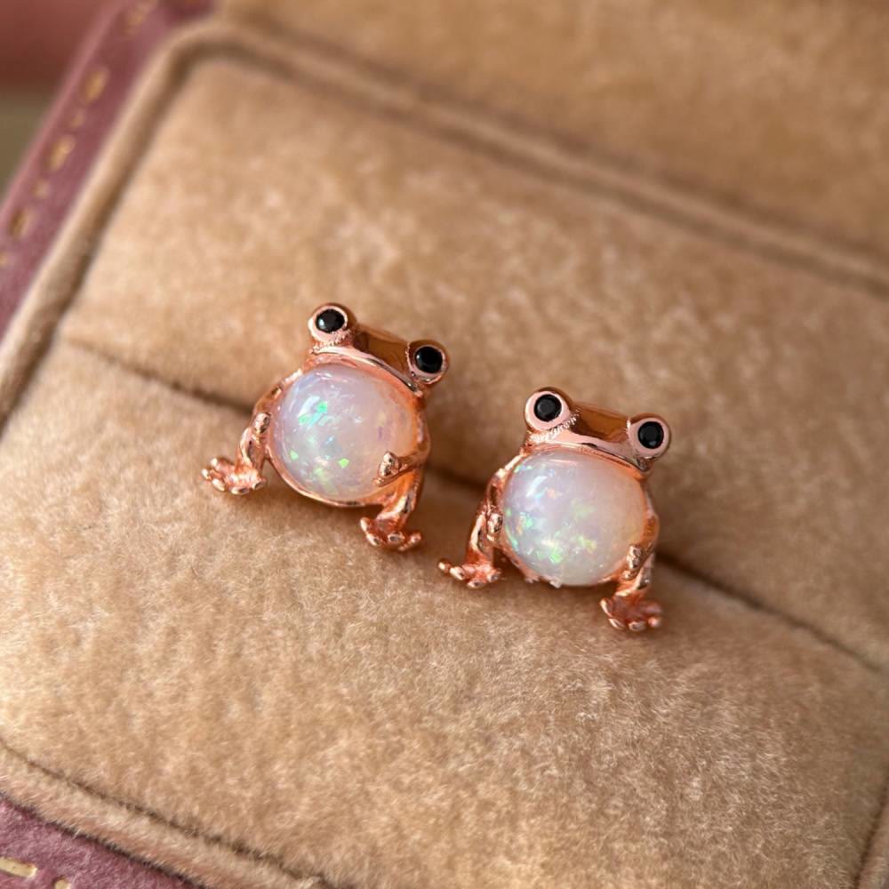 Orecchini a perno Olivenorma Tiny Frog Penguin Swan White Fire Opal con motivo animale, regalo per amanti - Rana - Oro rosa - image 7