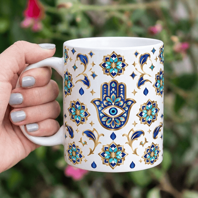 Tazza in ceramica con mano di Hamsa Olivenorma, simbolo di protezione e benedizione contro il malocchio. - Bianco - 450 ml / 15 oz - image 0