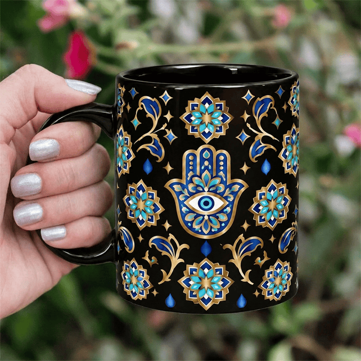 Tazza in ceramica con mano di Hamsa Olivenorma, simbolo di protezione e benedizione contro il malocchio. - Nero - 450 ml / 15 oz - image 5