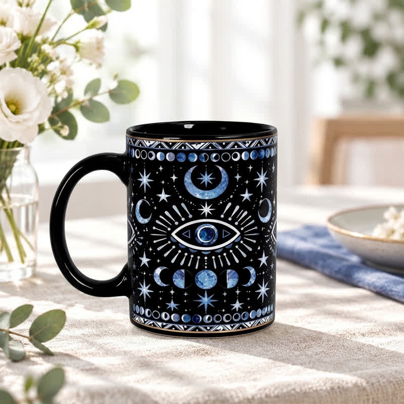 Tazza in ceramica Olivenorma con occhio celeste, fasi lunari e protezione stellare - image 1