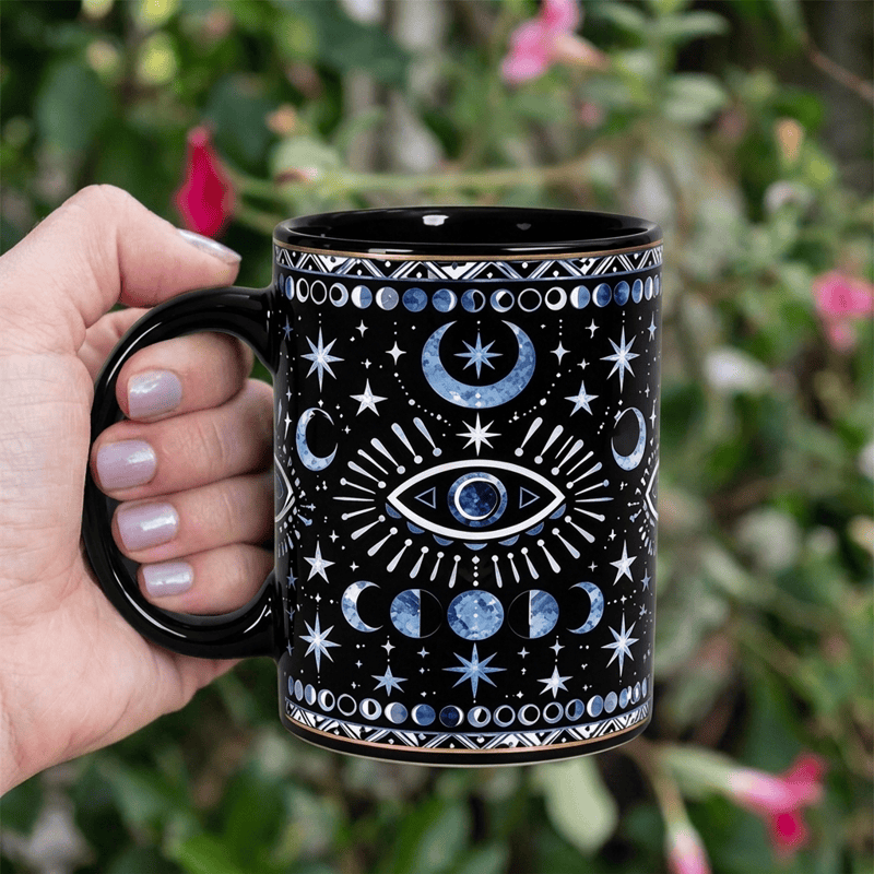 Tazza in ceramica Olivenorma con occhio celeste, fasi lunari e protezione stellare - Nero - 450 ml / 15 oz - image 0