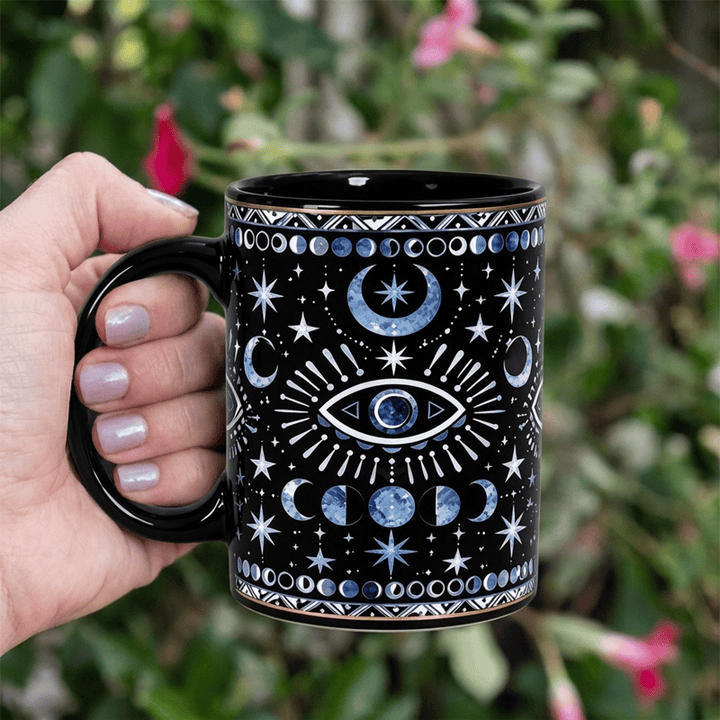 Tazza in ceramica Olivenorma con occhio celeste, fasi lunari e protezione stellare - Nero - 450 ml / 15 oz - image 0