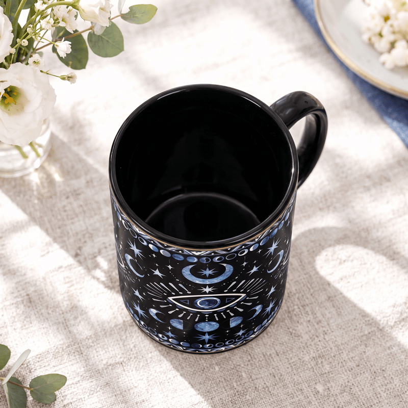 Tazza in ceramica Olivenorma con occhio celeste, fasi lunari e protezione stellare - image 3
