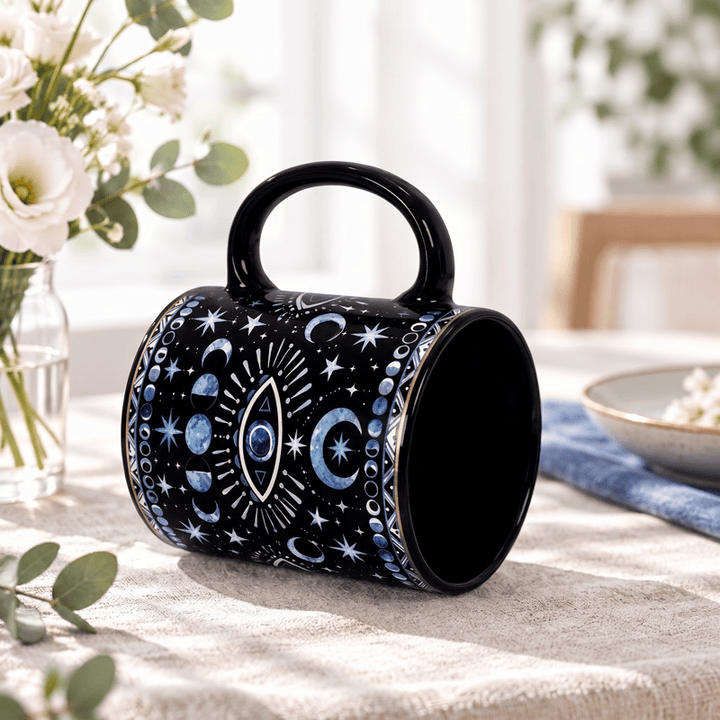 Tazza in ceramica Olivenorma con occhio celeste, fasi lunari e protezione stellare - image 2