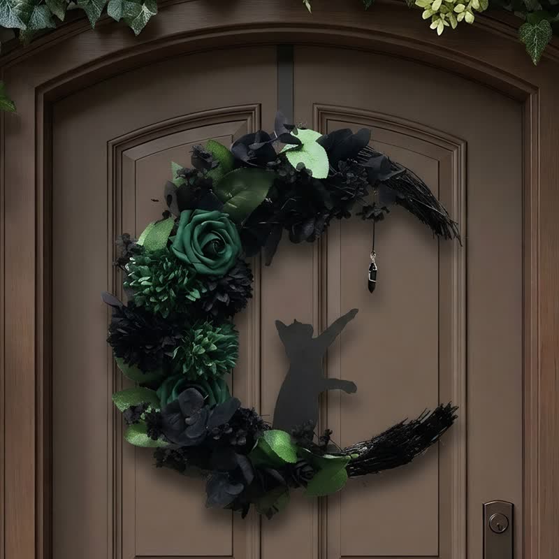 Decorazione per porta Olivenorma con fiori di seta e schiuma di paglia, simbolo del gatto nero mistico. - image 1