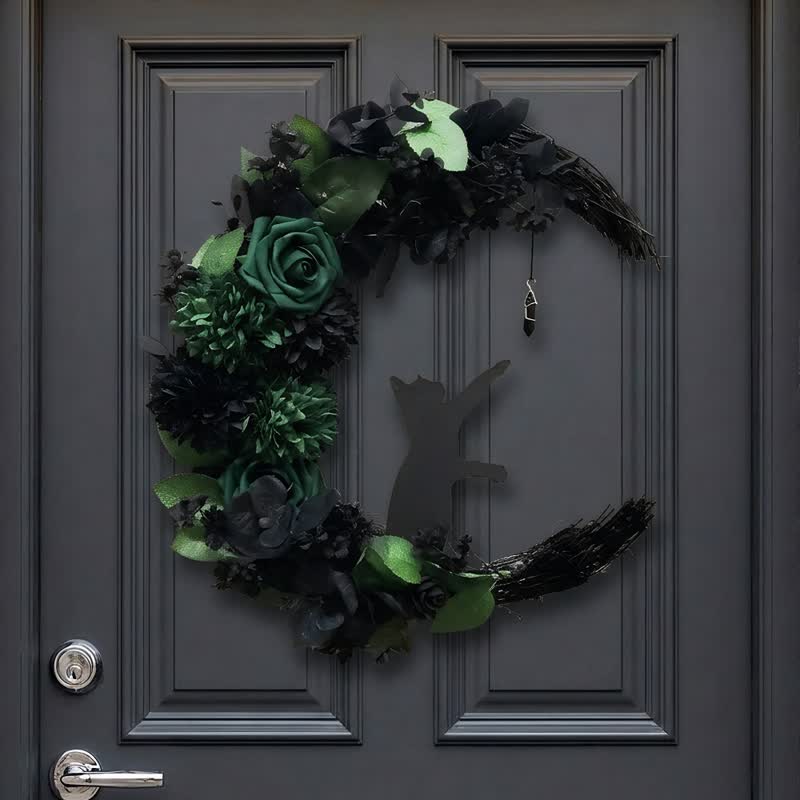 Decorazione per porta Olivenorma con fiori di seta e schiuma di paglia, simbolo del gatto nero mistico. - image 2