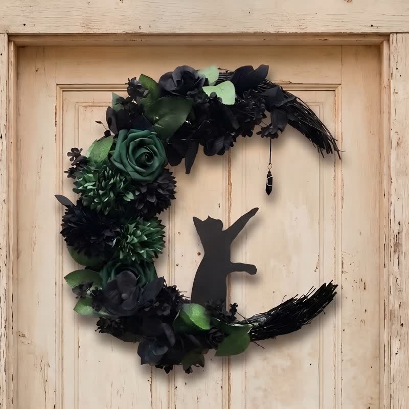 Decorazione per porta Olivenorma con fiori di seta e schiuma di paglia, simbolo del gatto nero mistico. - image 3