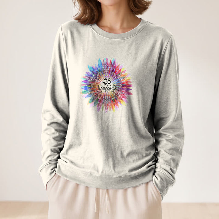 Camicia a maniche lunghe da donna Olivenorma in morbido cotone con stampa artistica Om Namaste Mandala arcobaleno. - image 11