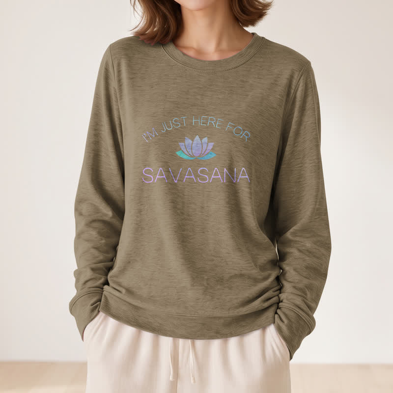 Camicia a maniche lunghe da donna Olivenorma in morbido cotone con stampa "I'm Just Here For Savasana" e loto. - image 26