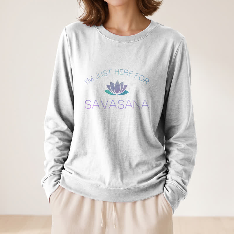Camicia a maniche lunghe da donna Olivenorma in morbido cotone con stampa "I'm Just Here For Savasana" e loto. - image 5