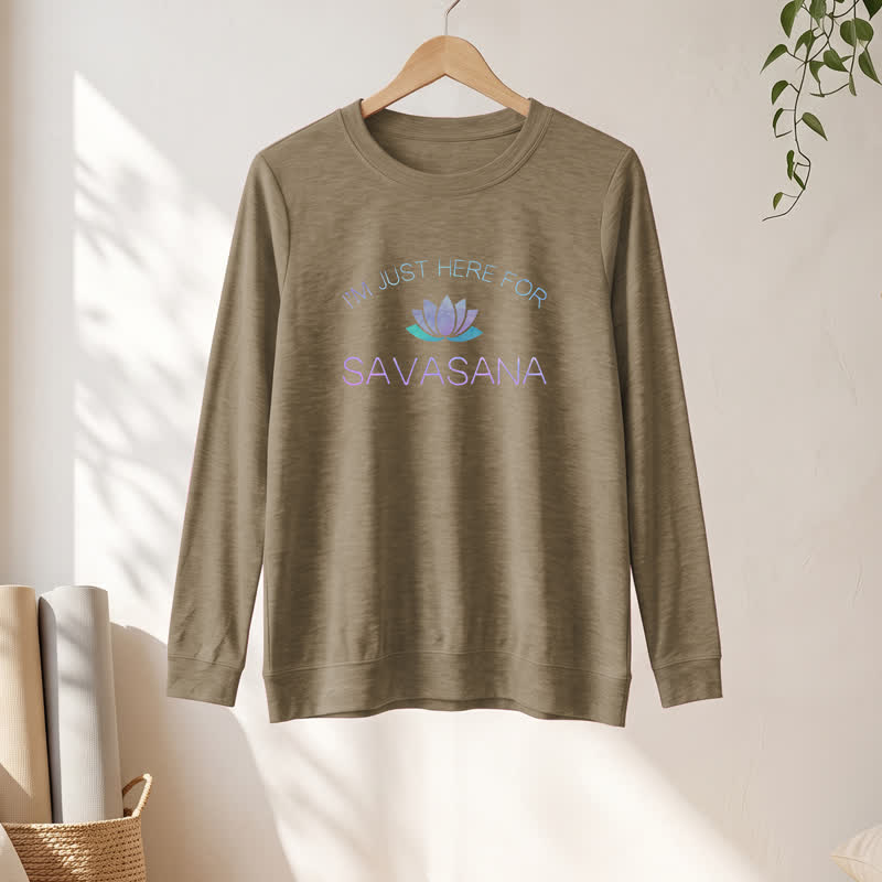 Camicia a maniche lunghe da donna Olivenorma in morbido cotone con stampa "I'm Just Here For Savasana" e loto. - image 25