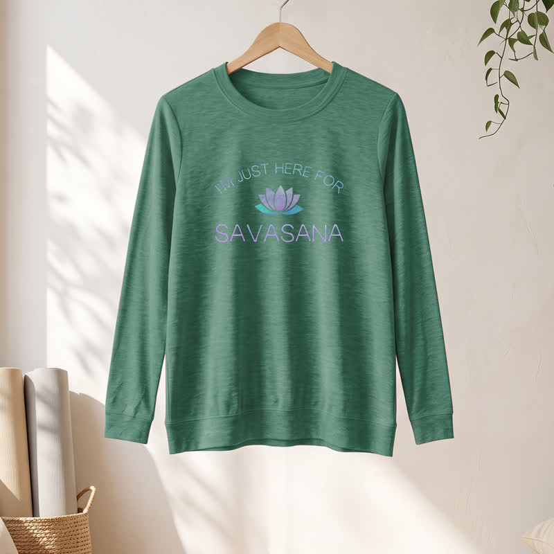 Camicia a maniche lunghe da donna Olivenorma in morbido cotone con stampa "I'm Just Here For Savasana" e loto. - image 1