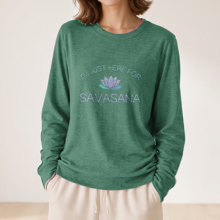 Camicia a maniche lunghe da donna Olivenorma in morbido cotone con stampa "I'm Just Here For Savasana" e loto. - image 2