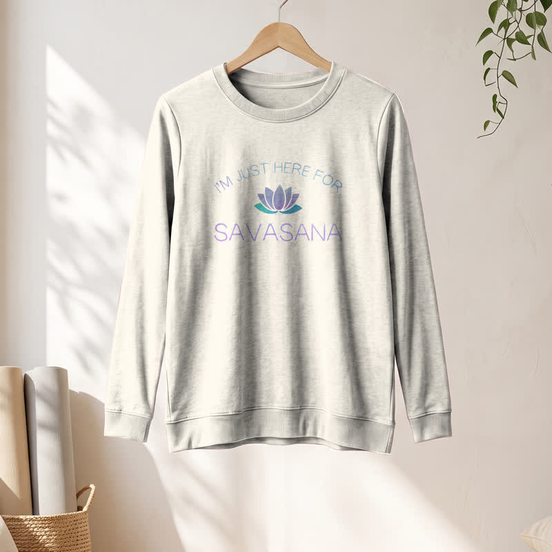 Camicia a maniche lunghe da donna Olivenorma in morbido cotone con stampa "I'm Just Here For Savasana" e loto. - image 13