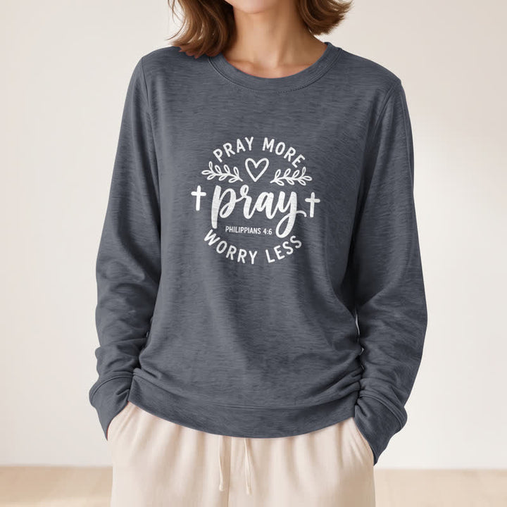 Camicia a maniche lunghe da donna Olivenorma in morbido cotone con stampa "Pray More Worry Less". - image 17