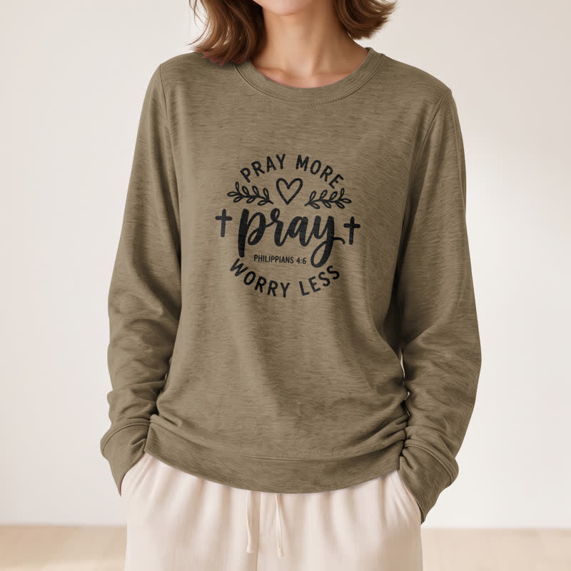 Camicia a maniche lunghe da donna Olivenorma in morbido cotone con stampa "Pray More Worry Less". - image 29