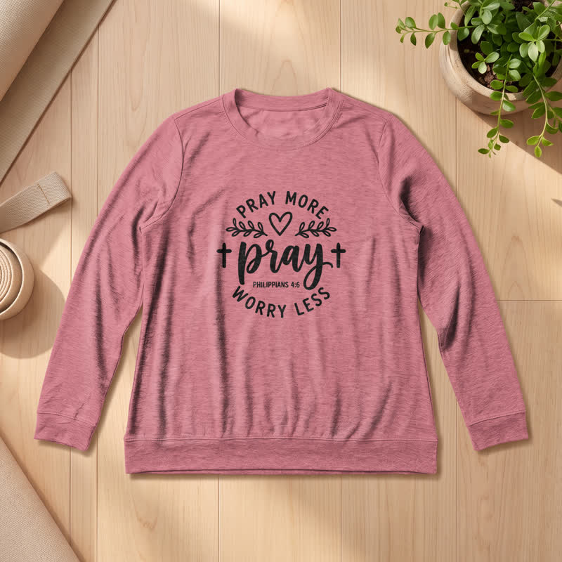 Camicia a maniche lunghe da donna Olivenorma in morbido cotone con stampa "Pray More Worry Less". - image 10
