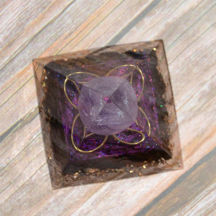 Sfera di ametista Olivenorma con piramide di orgone di ossidiana 