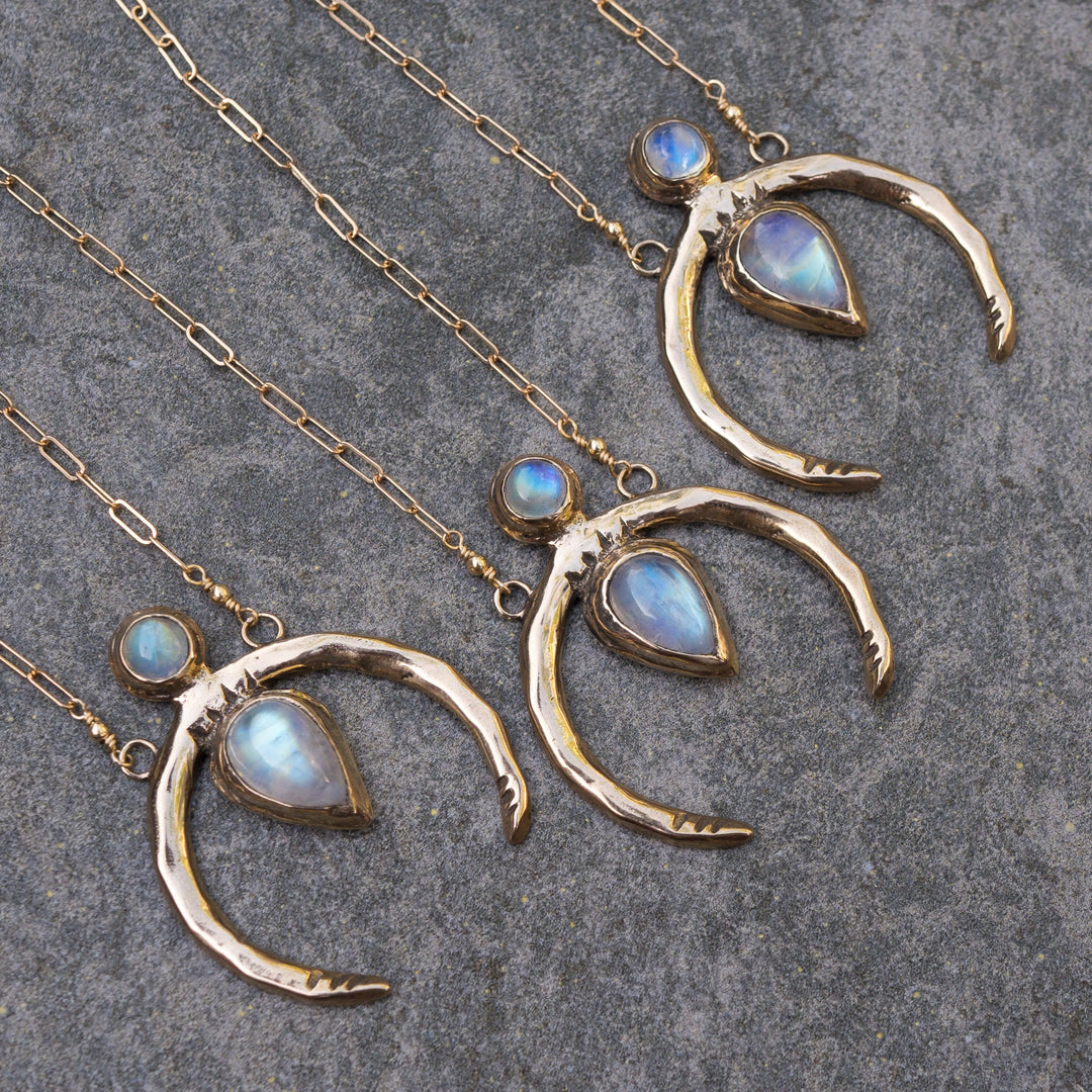 Collana Olivenorma con mezzaluna in oro e pietra di luna