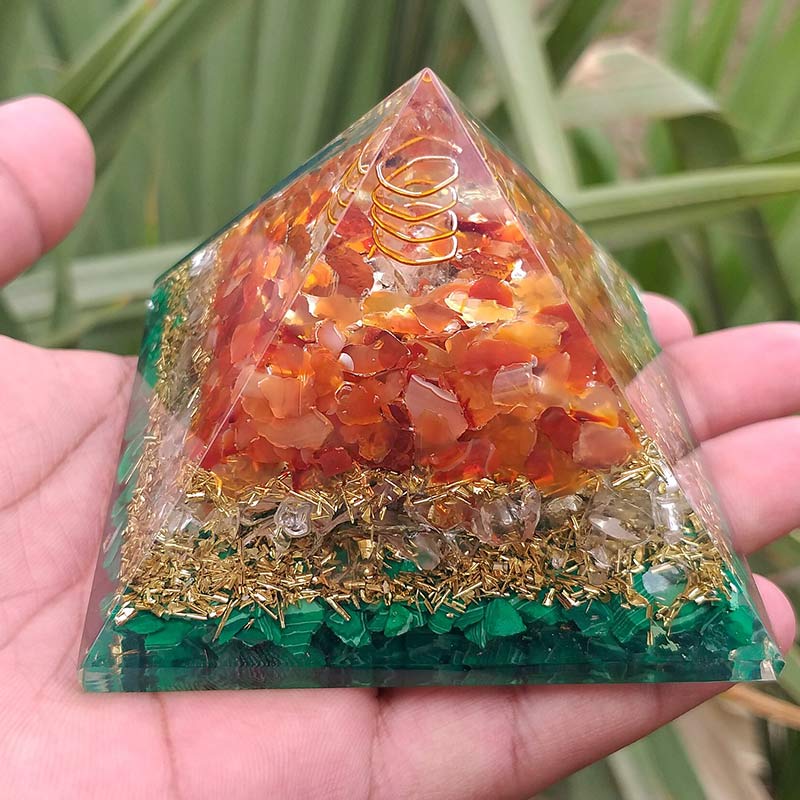 Pilastro di quarzo trasparente Olivenorma con piramide di orgone di malachite