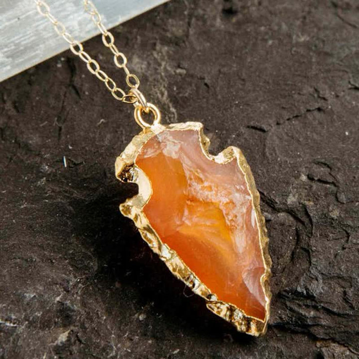 Collana di cristallo con bordo dorato a forma di foglia di corniola
