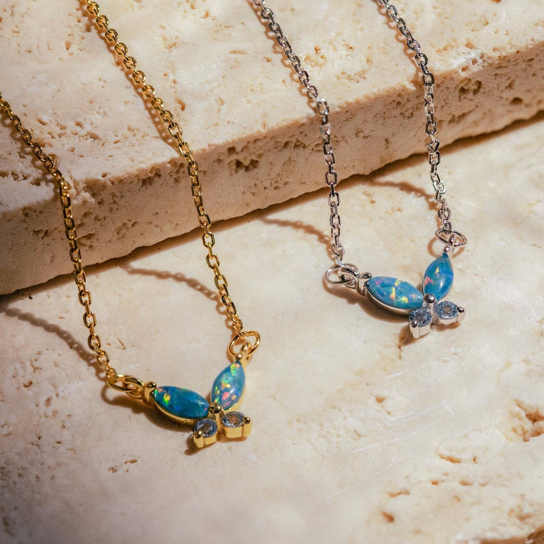 Collana Olivenorma con ciondolo a farfalla in opale blu rosa e acciaio al titanio