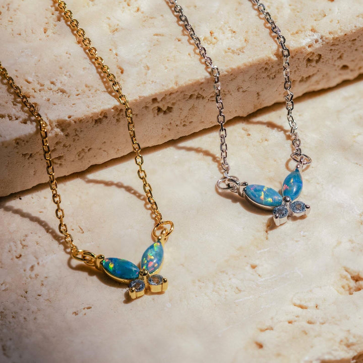 Collana Olivenorma con ciondolo a farfalla in opale blu rosa e acciaio al titanio